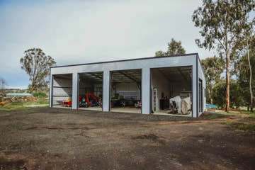Skillion roof machinery shed
