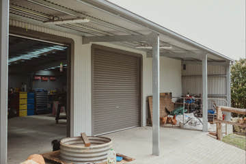 Big Shed with Additional Garaport and Motorised Roller Door